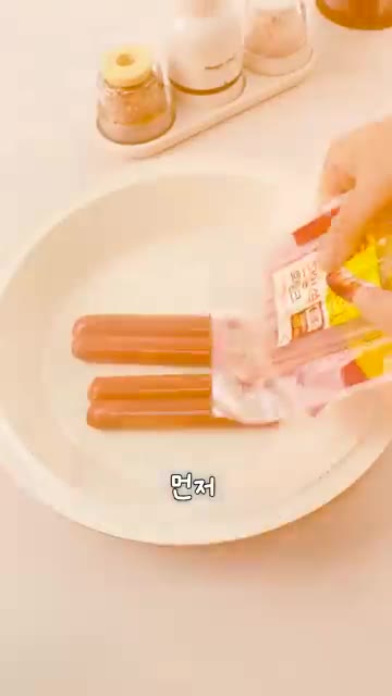 소시지는 뜨거운 물에 한번 데쳐 죄책감을 씻어내고 먹기 좋은 크기로… — 성시경님도 반한, 소세지 계란 덮밥