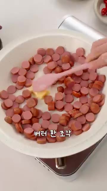 달궈진 팬에 소시지를 넣고 수분을 날려줍니다. 버터 한 조각을 넣고… — 성시경님도 반한, 소세지 계란 덮밥