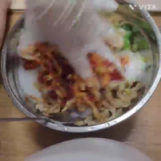 찹쌀풀과 다진 쪽파를 넣고 양념이 잘 섞이도록 버무려줍니다. — 매콤한 무말랭이 무침 레시피