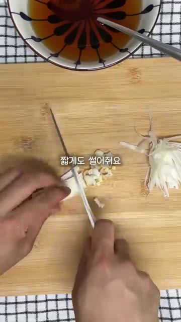 삶은 메밀면을 그릇에 담고, 만들어둔 육수를 부어준다. 얼음을 넣어… — 메밀소바 육수 아직도 쯔유로만 만들고 있다면 이 레시피로 육수 만들어보세요