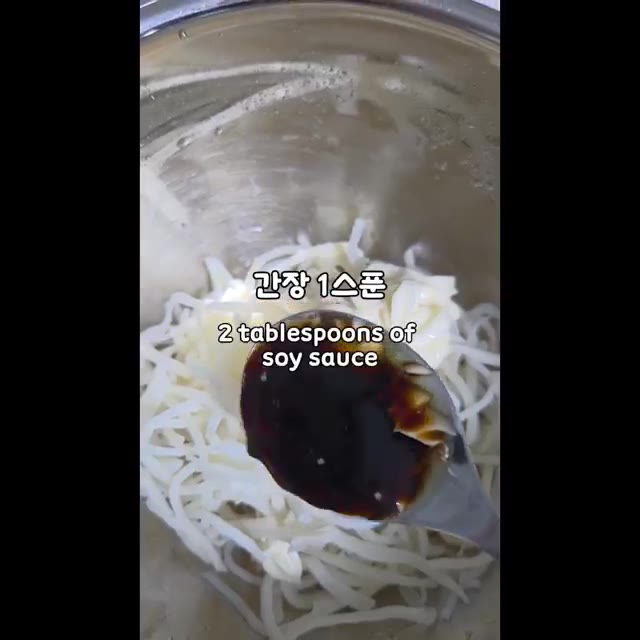 마요네즈 2큰술을 넣습니다. 간장 1큰술을 넣습니다. 손으로 비벼줍니다. — 5분간단요리 (간장진미채볶음)