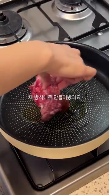 고구마 2개를 찜기에 넣고 찐다. — 1억뷰 화제인 고구마 먹는법