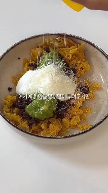 치즈 가루를 많이 뿌려 고구마볼을 완성한다. — 1억뷰 화제인 고구마 먹는법