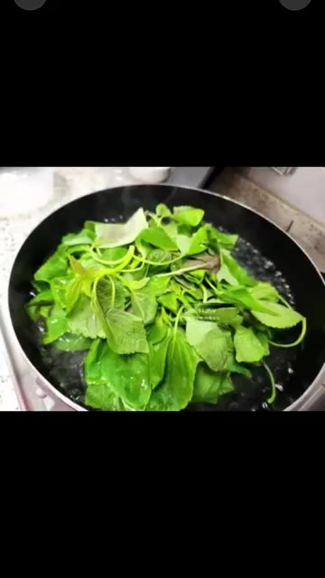 끓는 물에 깻잎순을 넣고 살짝 데쳐줍니다. — 향긋하고 고소한 깻잎순 무침 밥도둑 나물 반찬