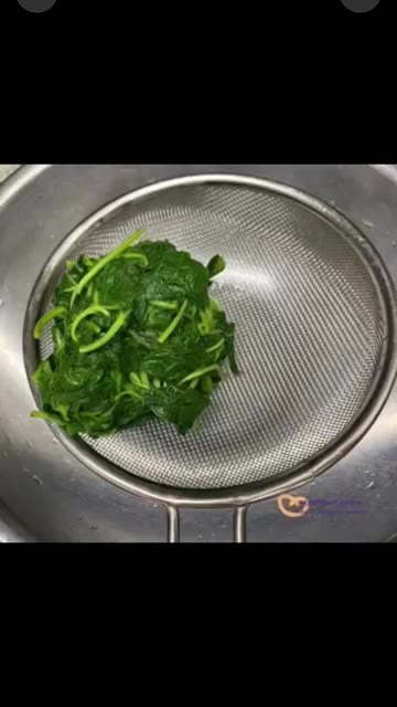 데친 깻잎순을 찬물에 헹궈 물기를 꼭 짜줍니다. — 향긋하고 고소한 깻잎순 무침 밥도둑 나물 반찬