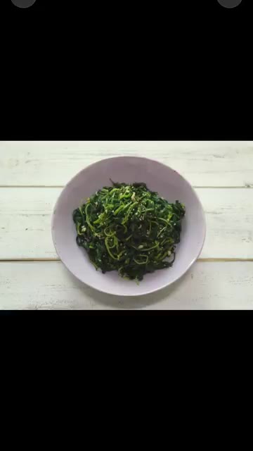 볼에 깻잎순을 담고 다진 마늘, 국간장, 참기름, 깨소금을 넣습니다. — 향긋하고 고소한 깻잎순 무침 밥도둑 나물 반찬