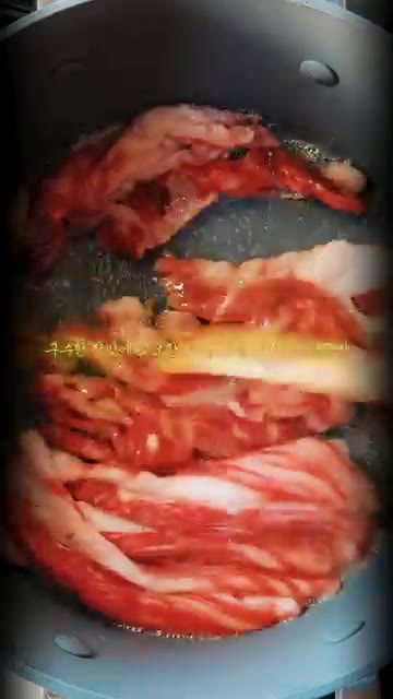 멸치육수 5컵을 붓고 된장 1T, 고추장 1T, 고춧가루 2T, 다… — 차돌박이 된장찌개 황금레시피! 밥 한 공기 순삭!