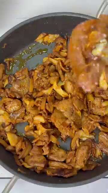 마지막에 토치로 불맛을 더해주면 더욱 맛있습니다. — 다른 반찬 필요 없는 제육볶음 😋