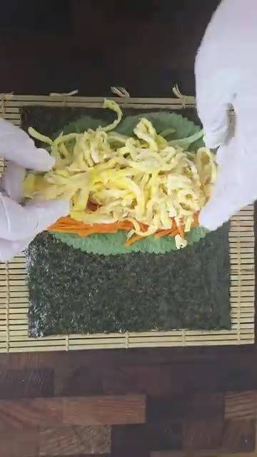 김발을 이용해 속 재료들이 흐트러지지 않도록 단단하게 말아줍니다. — 밥 없이 든든한 참치마요 키토김밥