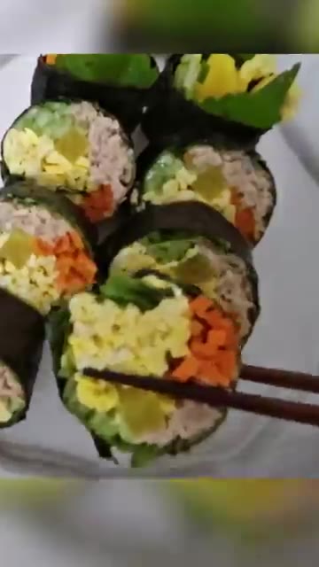 먹기 좋은 크기로 썰어 접시에 담아냅니다. — 밥 없이 든든한 참치마요 키토김밥
