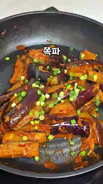 마지막으로 쪽파와 통깨를 뿌려 완성합니다. — 물컹한 가지 NO! 김선영 셰프 가지볶음 레시피