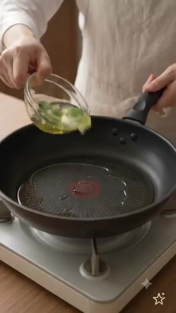 가지는 0.7~1cm 두께로 어슷 썰고, 양파는 채 썰고, 대파와… — 가지볶음