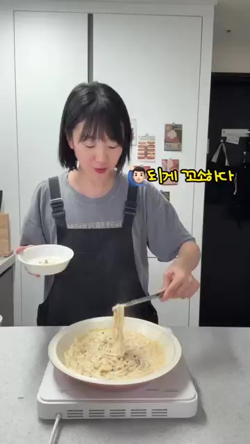팬에 버터를 녹이고 다진 마늘을 볶다가 양파를 넣고 함께 볶아줍니다… — 생크림 없이 꾸덕꾸덕 명란크림우동
