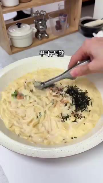 소스가 끓기 시작하면 미리 풀어둔 우동면을 넣고 졸여줍니다. — 생크림 없이 꾸덕꾸덕 명란크림우동