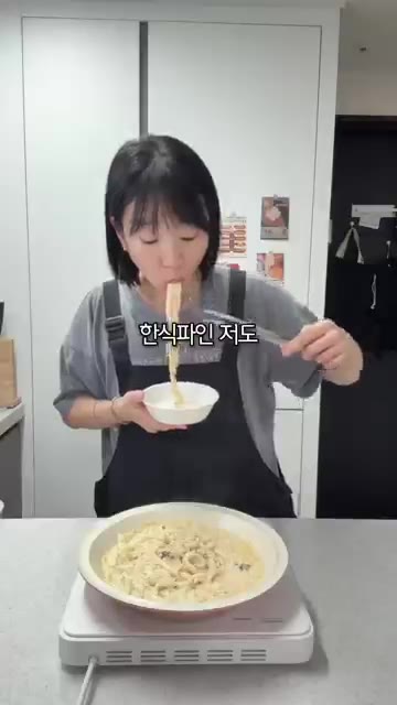 슬라이스 치즈를 넣고 원하는 농도가 될 때까지 졸여 크림 소스를 완… — 생크림 없이 꾸덕꾸덕 명란크림우동