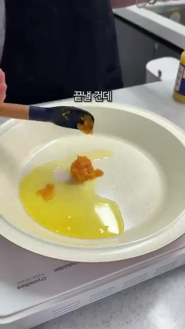 명란은 젓가락으로 속만 긁어내어 사용합니다. — 생크림 없이 꾸덕꾸덕 명란크림우동