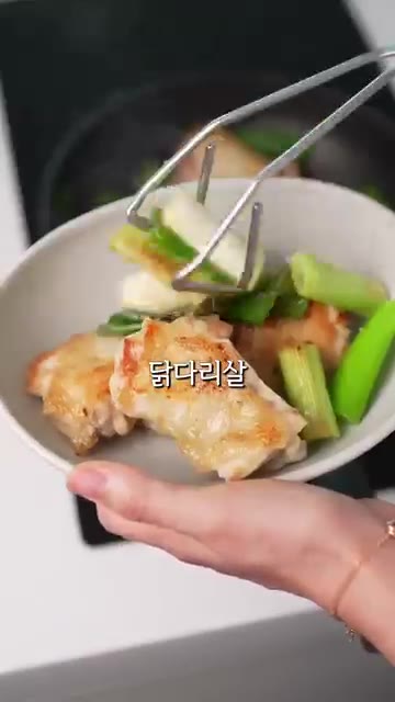 닭을 볶았던 팬에 다진 당근, 다진 양파, 옥수수캔을 넣고 살짝 볶… — 치킨 좋아하면 이것도 좋아할걸요? 누룽지 콘치즈닭 순살 버전 레시피