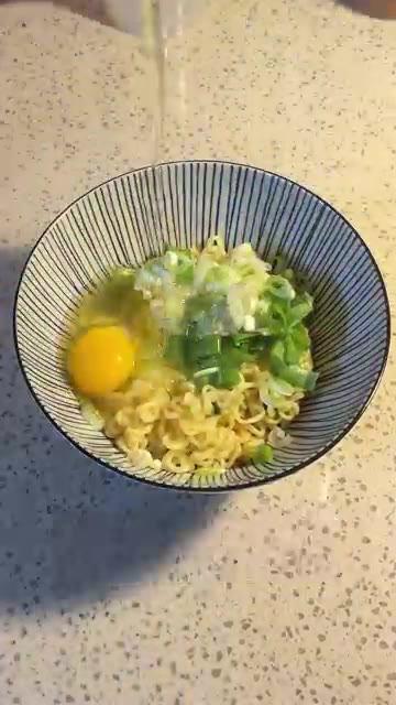 라면 면만 넣고 잘 삶아준 뒤 물만 따라 버리고 그릇에 담아줍니다. — 맥주 안주로 최고 라면피자 레시피