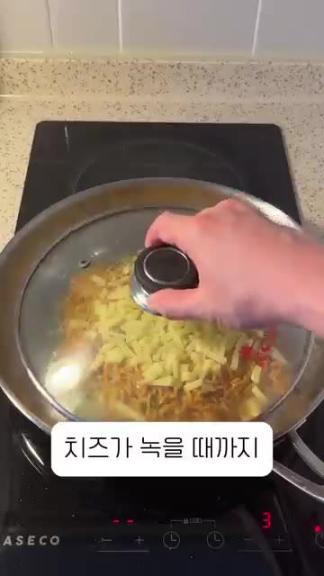 중불로 예열된 팬에 식용유 두 바퀴를 두르고 섞어 놓은 라면 반죽을… — 맥주 안주로 최고 라면피자 레시피