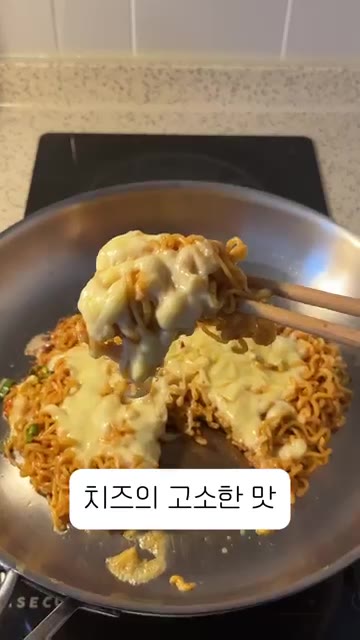 모짜렐라 치즈를 듬뿍 올리고 약불로 줄여 뚜껑을 덮어 치즈가 녹을… — 맥주 안주로 최고 라면피자 레시피