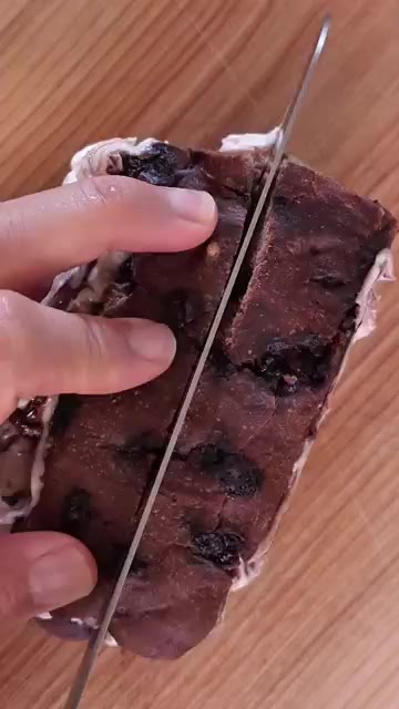 빵에 밤크림치즈를 듬뿍 바르고 밤조림을 올려 샌드위치를 만듭니다.… — 가을밤 샌드위치 레시피