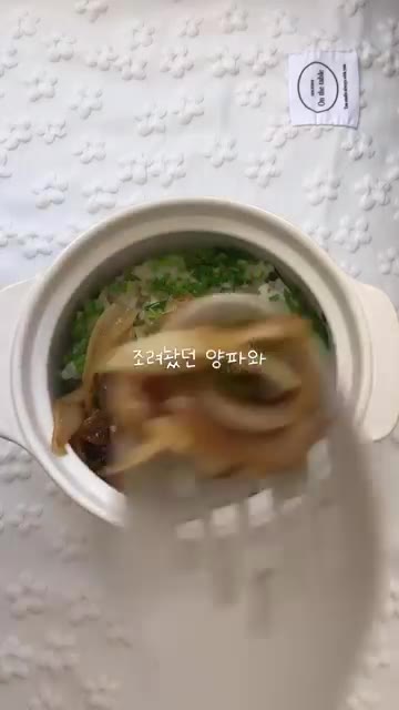 밥을 넣고 뚜껑을 닫아 전자레인지에 돌린다. 완성된 밥 위에 볶은… — 전자레인지로 고등어 누룽지솥밥 만들기