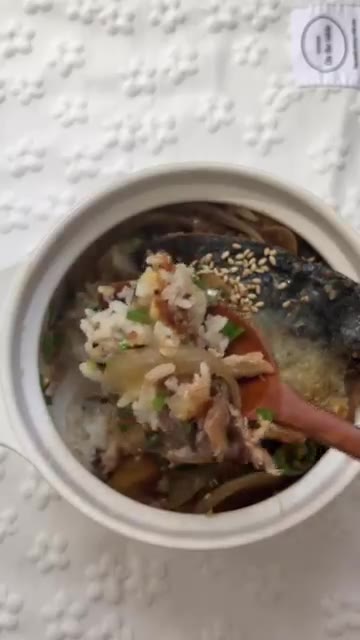 참기름을 살짝 두르고 밥과 함께 비벼 먹는다. 청양고추를 넣은 것이… — 전자레인지로 고등어 누룽지솥밥 만들기
