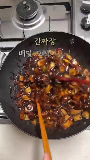 차오차이 간짜장 소스를 넣고 2분간 볶아주면 완성입니다. — 차오차이 130 직화 간짜장 만들기