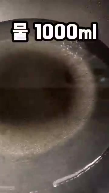 끓는 물에 소금 1큰술을 넣고 브로콜리를 2분간 데쳐줍니다. — 브로콜리, 이렇게 씻고 데치세요 ! 아삭함 살리는 꿀팁