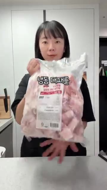 팬에 기름을 두르고 다진 마늘과 대파를 넣어 파기름을 만들어주세요.… — 두반장 없이 만드는 가성비 마파두부 & 계란국 레시피