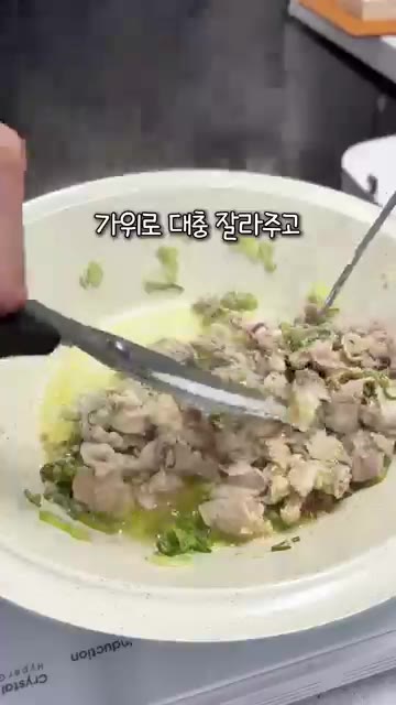 만들어둔 양념장과 양파를 넣고 충분히 볶아주세요. — 두반장 없이 만드는 가성비 마파두부 & 계란국 레시피