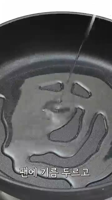 팬에 기름을 두르고 감자채를 올려주세요. — 감자 3개로 바삭하게! 치즈 감자채전까지