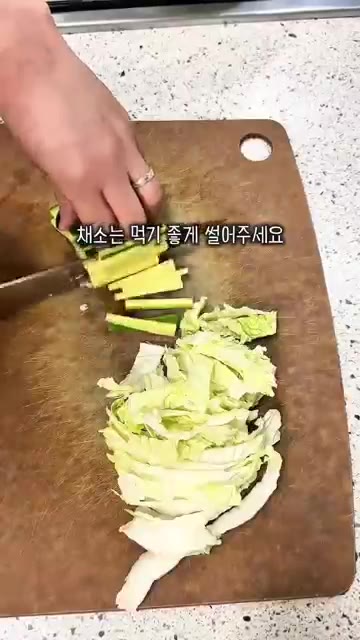 해감한 동죽에 물 1L, 맛술, 맛소금 1스푼을 넣고 끓인다. 끓어… — 쌀쌀한 날엔 이거죠! 씹으면 육수가 팡 터지는 동죽칼국수