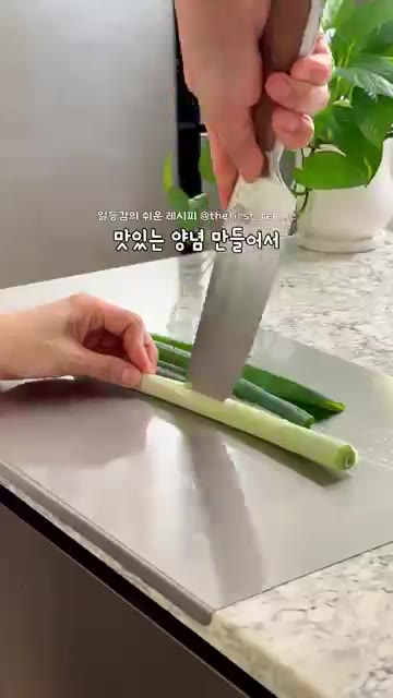 용기에 들기름을 살짝 바른 뒤 완성된 도토리묵 반죽을 부어 평평하게… — 초간단 국산 도토리묵 만들기 & 도토리묵무침 소스