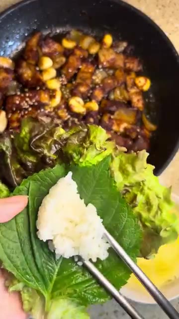 상추와 깻잎 위에 밥, 고기, 마늘, 양파를 올리고 쌈을 싸서 맛있… — 5분 만에 만드는 초간단 고추장삼겹살