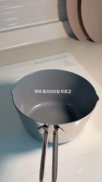 팬에 올리브 오일을 두르고 양파를 먼저 볶아 단맛을 내주세요. — 10개월 아기도 잘 먹는 애호박볶음 🥒 초간단 유아반찬