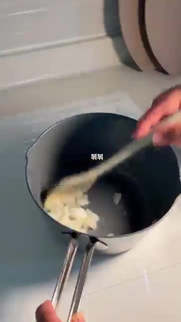 양파가 반투명해질 때까지 볶아주세요. — 10개월 아기도 잘 먹는 애호박볶음 🥒 초간단 유아반찬