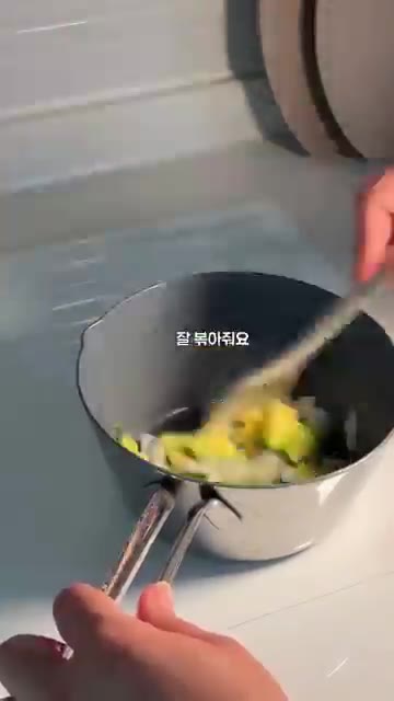 애호박을 넣고 잘 볶아주세요. — 10개월 아기도 잘 먹는 애호박볶음 🥒 초간단 유아반찬