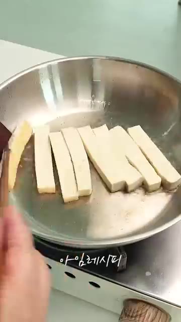기름을 두른 팬에 두부를 올려 노릇하게 익힌 후 간장 소스를 부어… — 김밥 아닌데요? 밥 없이 포만감 가득!