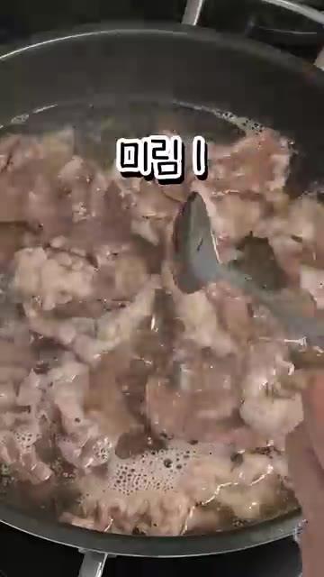 굴소스 1큰술, 참치액 1큰술, 미림 1큰술, 다진 마늘 반 스푼을… — 7분 만에 만드는 초간단 우삼겹 갈비탕