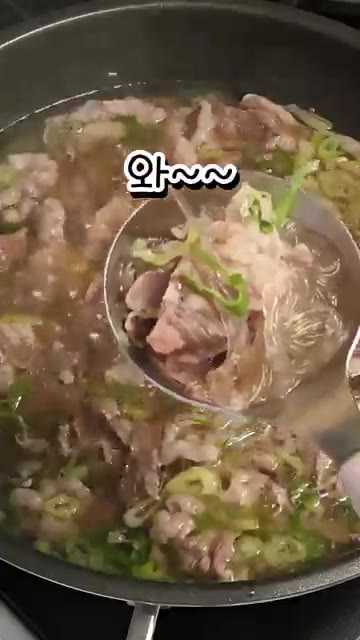 마지막에 부추를 올리면 완성입니다. — 7분 만에 만드는 초간단 우삼겹 갈비탕