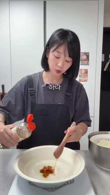 냄비에 물 800ml를 붓고 쯔유 5큰술을 넣어 육수를 만듭니다. — 다이어트까지 되는 최고의 양배추 샤브샤브 레시피