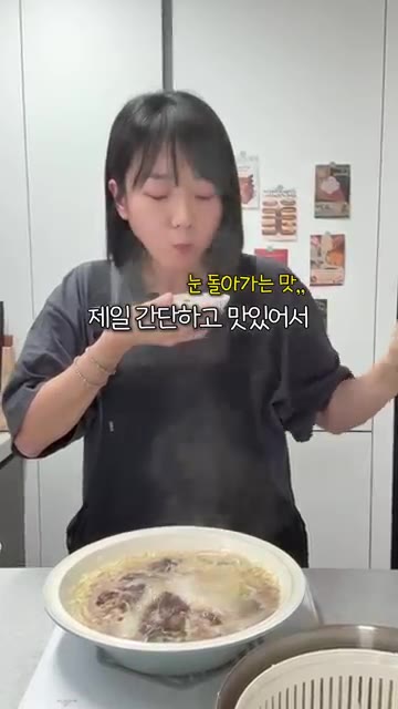 만든 샤브샤브를 소스에 찍어 먹습니다. 눈 돌아가는 맛으로, 가장… — 다이어트까지 되는 최고의 양배추 샤브샤브 레시피
