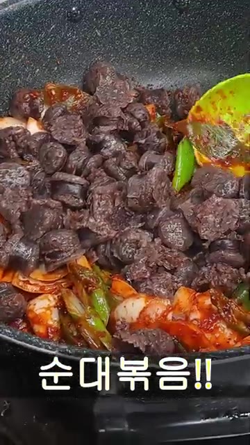 고추장, 간장, 설탕, 다진 마늘을 넣고 양념이 잘 섞이도록 볶는다. — 순대볶음 레시피