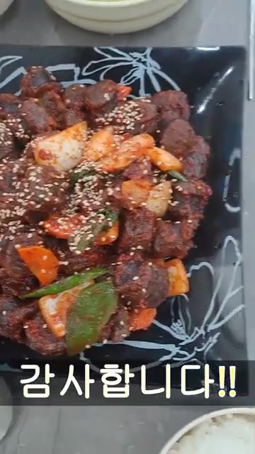 참기름과 깨를 뿌려 마무리한다. 맛있게 드세요! — 순대볶음 레시피