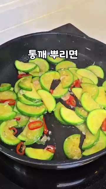 통깨를 뿌리면 물 안 생기는 아삭한 애호박볶음 완성입니다. — 물 안 생기는 애호박볶음