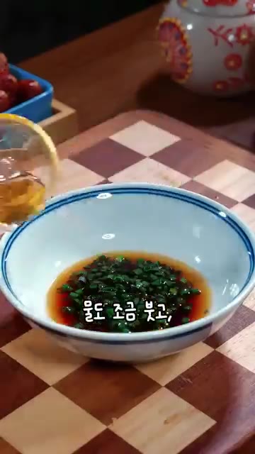 만든 양념을 넓은 내열 접시에 붓습니다. — 즉석 계란장, 기다리지 않고 바로 먹는 법!