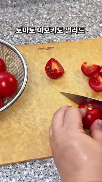 토마토는 4등분하고 아보카도는 껍질을 벗겨 깍둑썰기해주세요. — 달지 않고 깔끔한 토마토 아보카도 샐러드 레시피