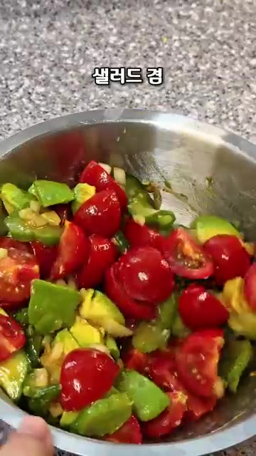 마지막으로 토마토를 넣고 재료가 으깨지지 않도록 살살 섞어주면 달지… — 달지 않고 깔끔한 토마토 아보카도 샐러드 레시피