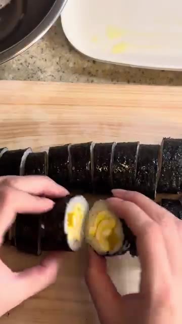 김밥을 먹기 좋은 크기로 썰어줍니다. — 원팬 마라샹궈와 계란김밥